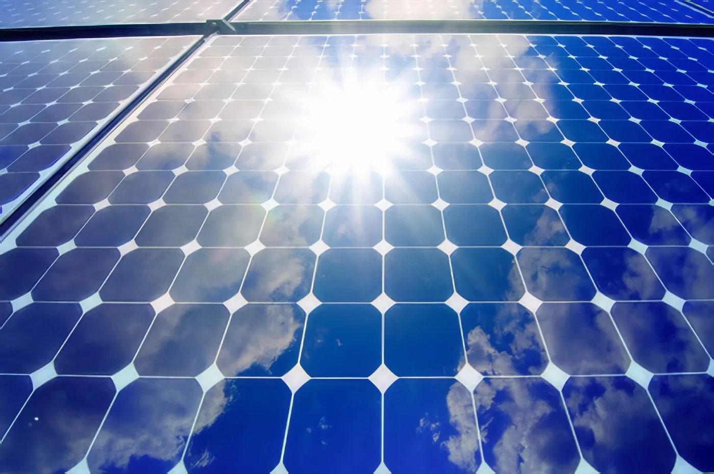 Photovoltaik-Anlage mit Sonne und blauem Himmel